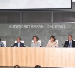 Mesa presidencial durante la presentación en el auditorio Rafael del Pino